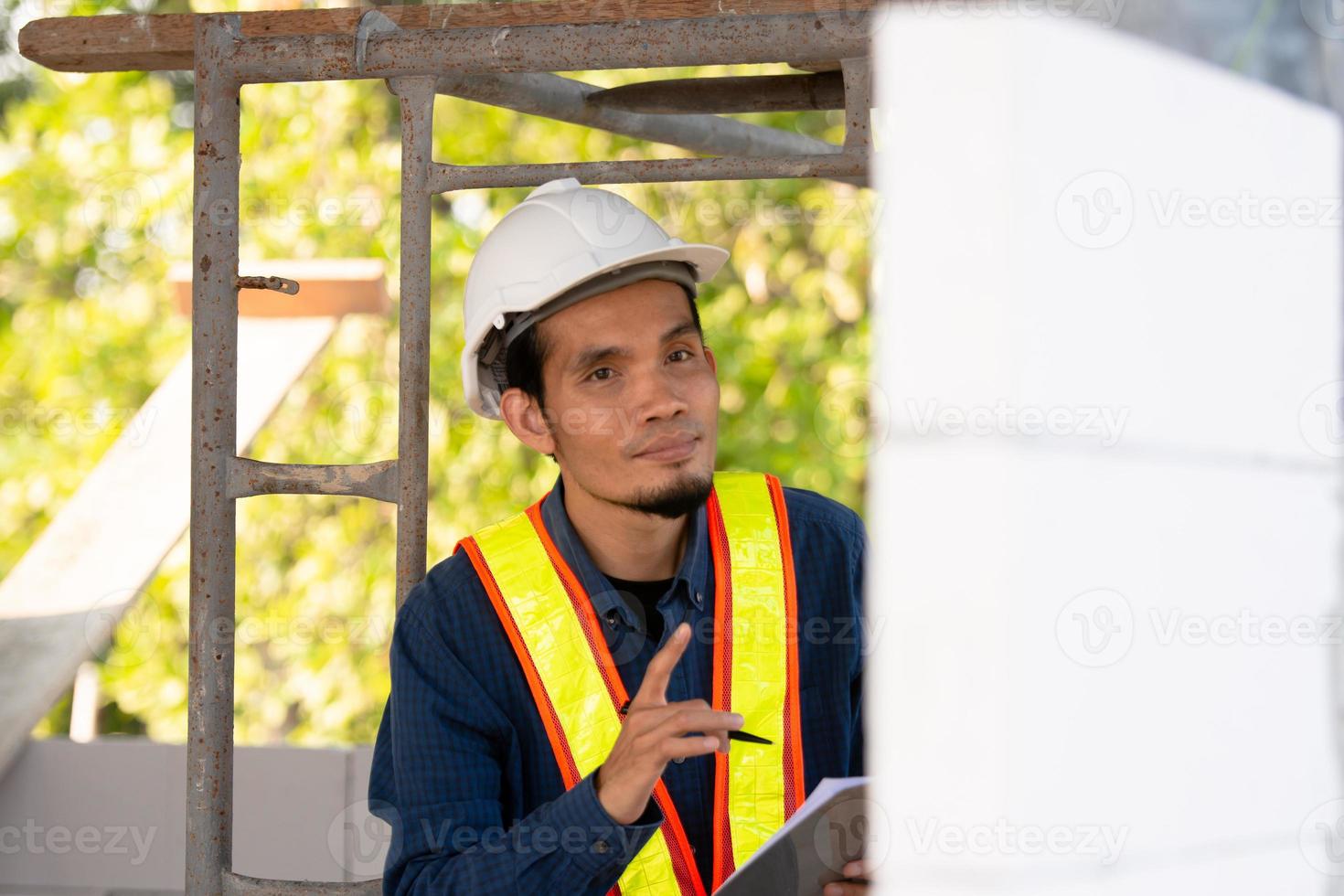 bouwkundig ingenieur inspecteert kwaliteitscontrole op de bouwplaats foto