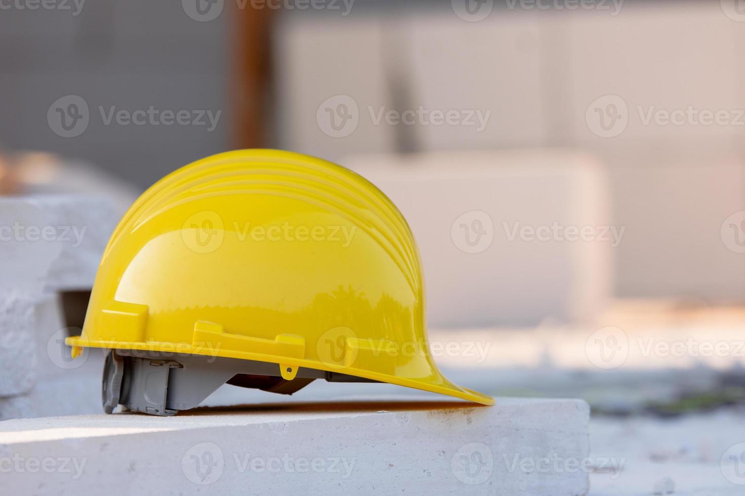 gele helm veiligheidshelm veiligheid op de bouwplaats foto
