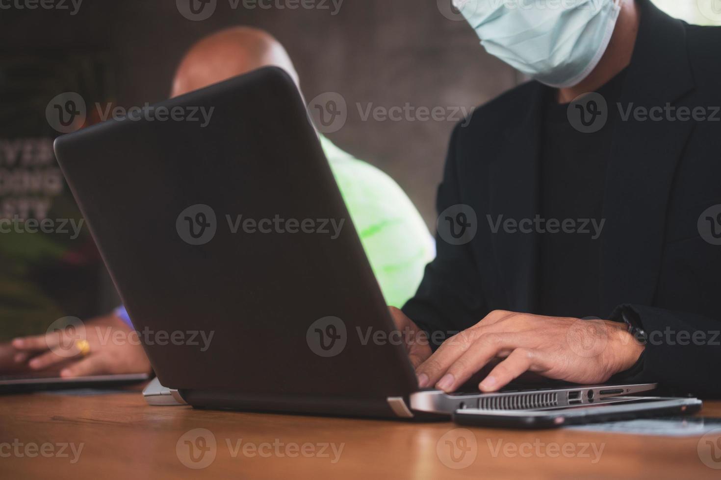 twee mensen praten in kantoor en werken met computer-notebooks foto