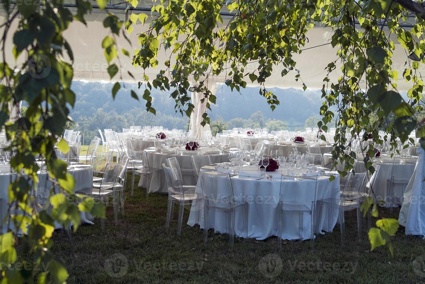 tent met gedekte tafels voor buitenbanket foto