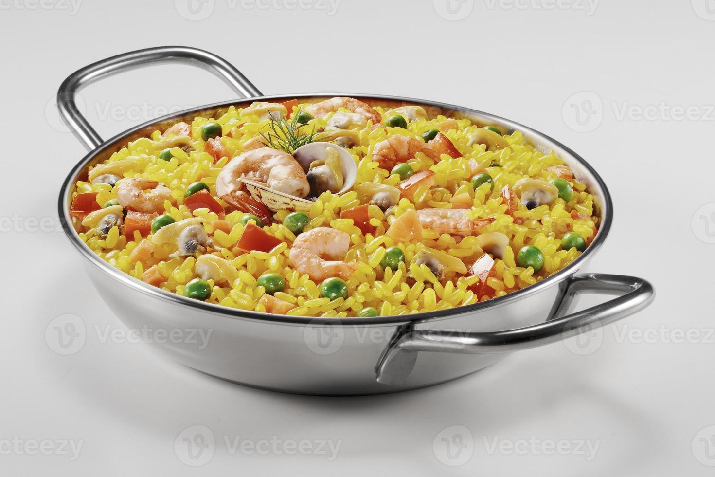 kleine paella in een pan foto