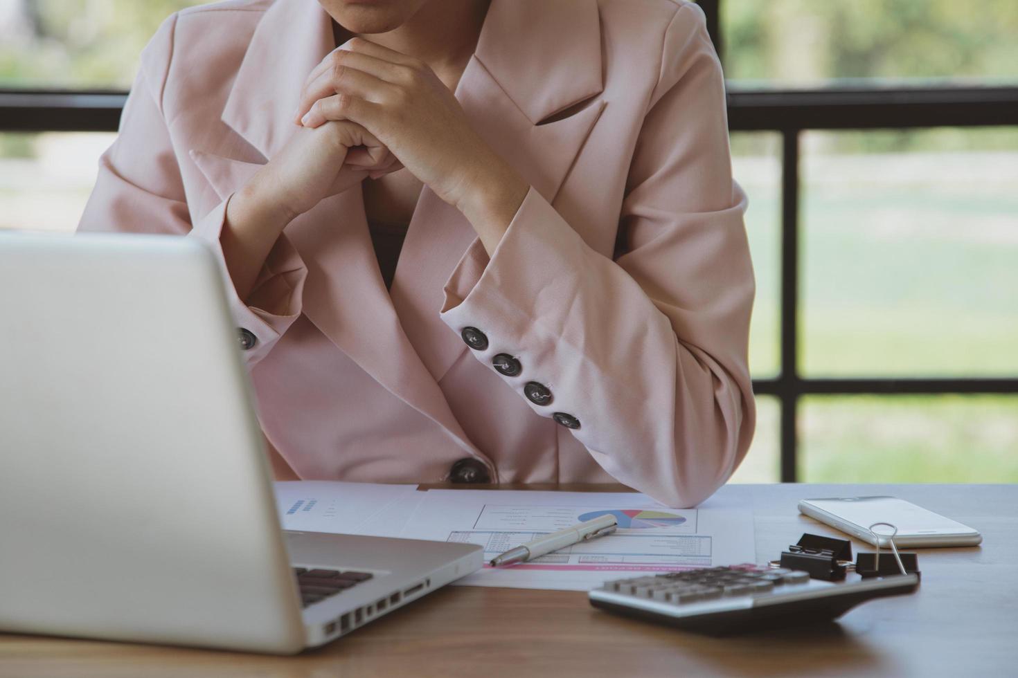 jonge zakenvrouw die op laptop op haar werkstation werkt foto