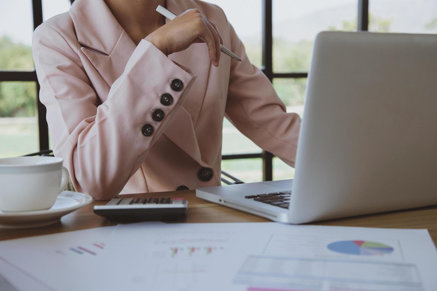 jonge zaken vrouw die op laptop op kantoor werkt foto