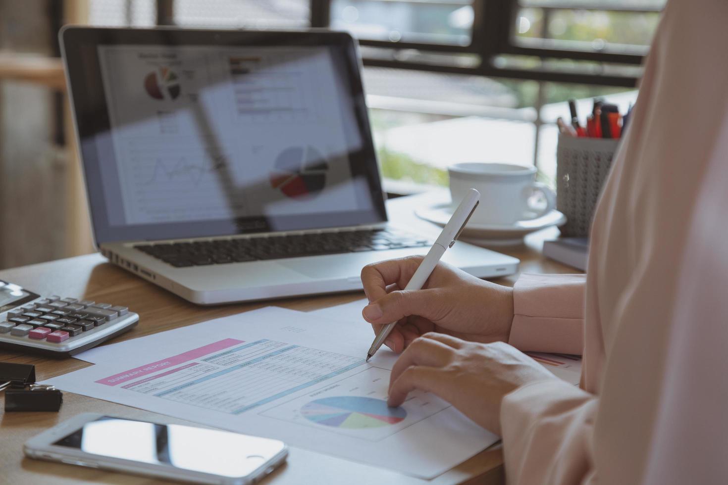 jonge zaken vrouw die op laptop op kantoor werkt foto