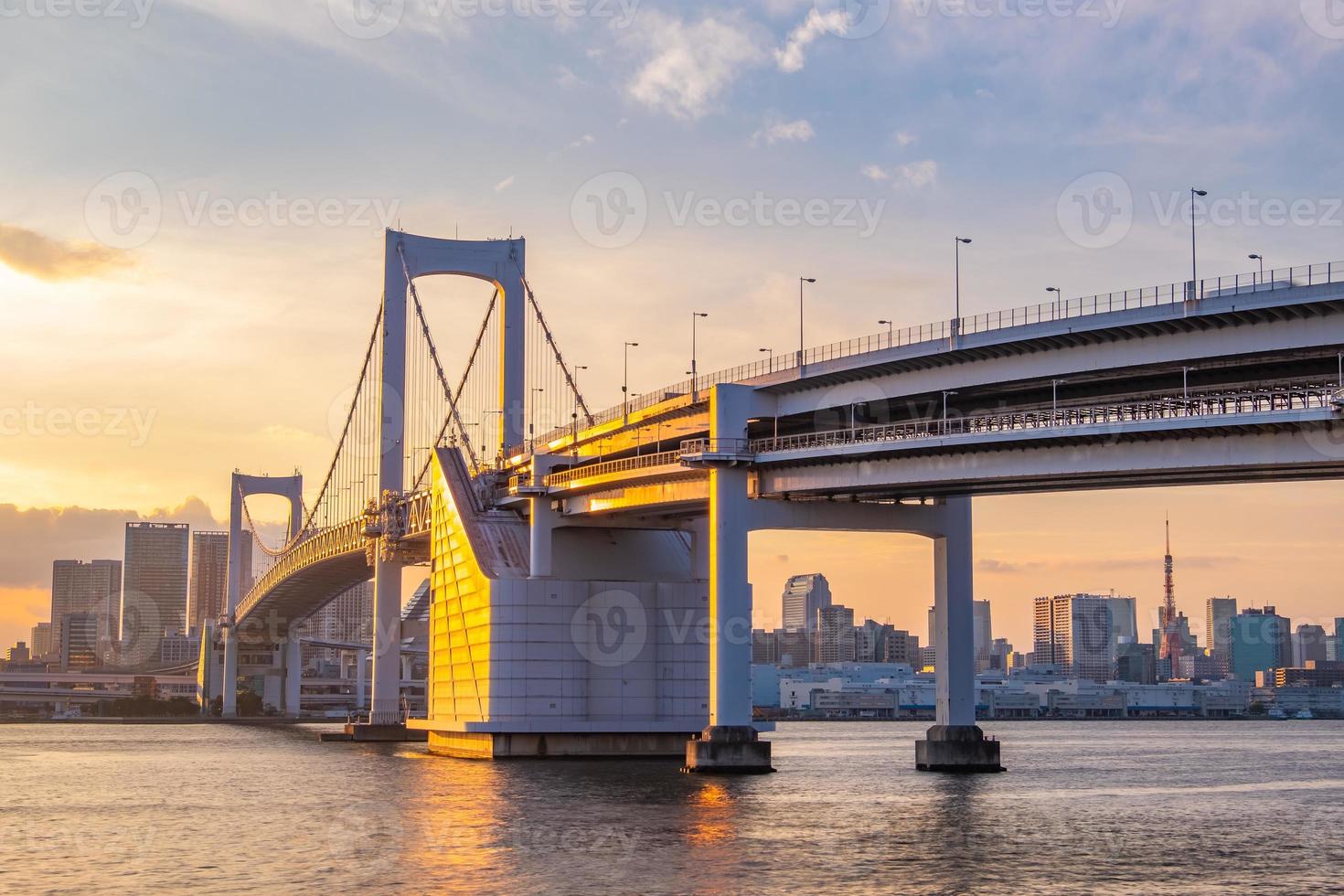 panoramisch uitzicht op de skyline van tokyo bij zonsondergang foto