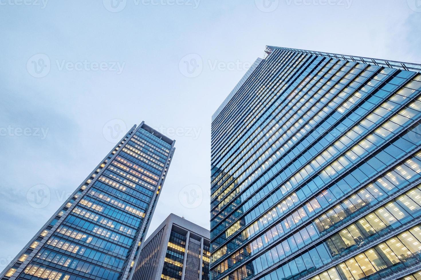 vensters van wolkenkrabbergebouwen in de stad van tokyo, japan foto