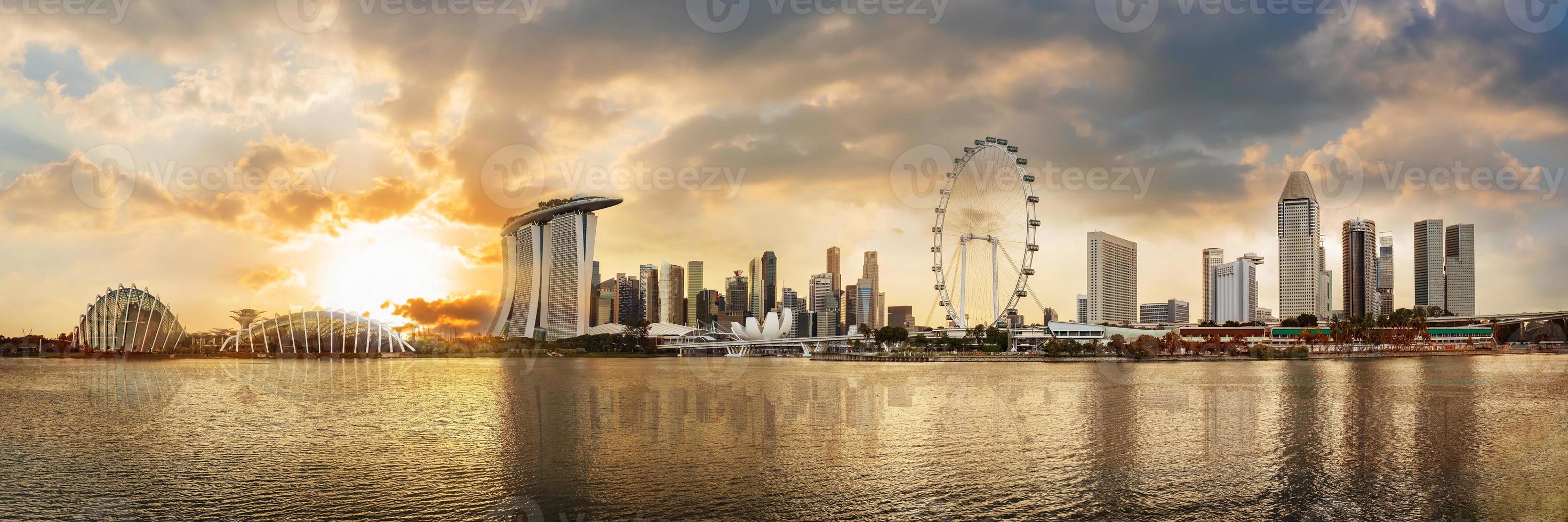 panoramisch uitzicht op de skyline van het financiële district van singapore in de jachthaven foto