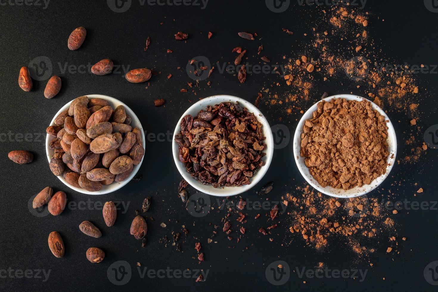 cacaobonen zaden, cacaobonen en cacaopoeder foto