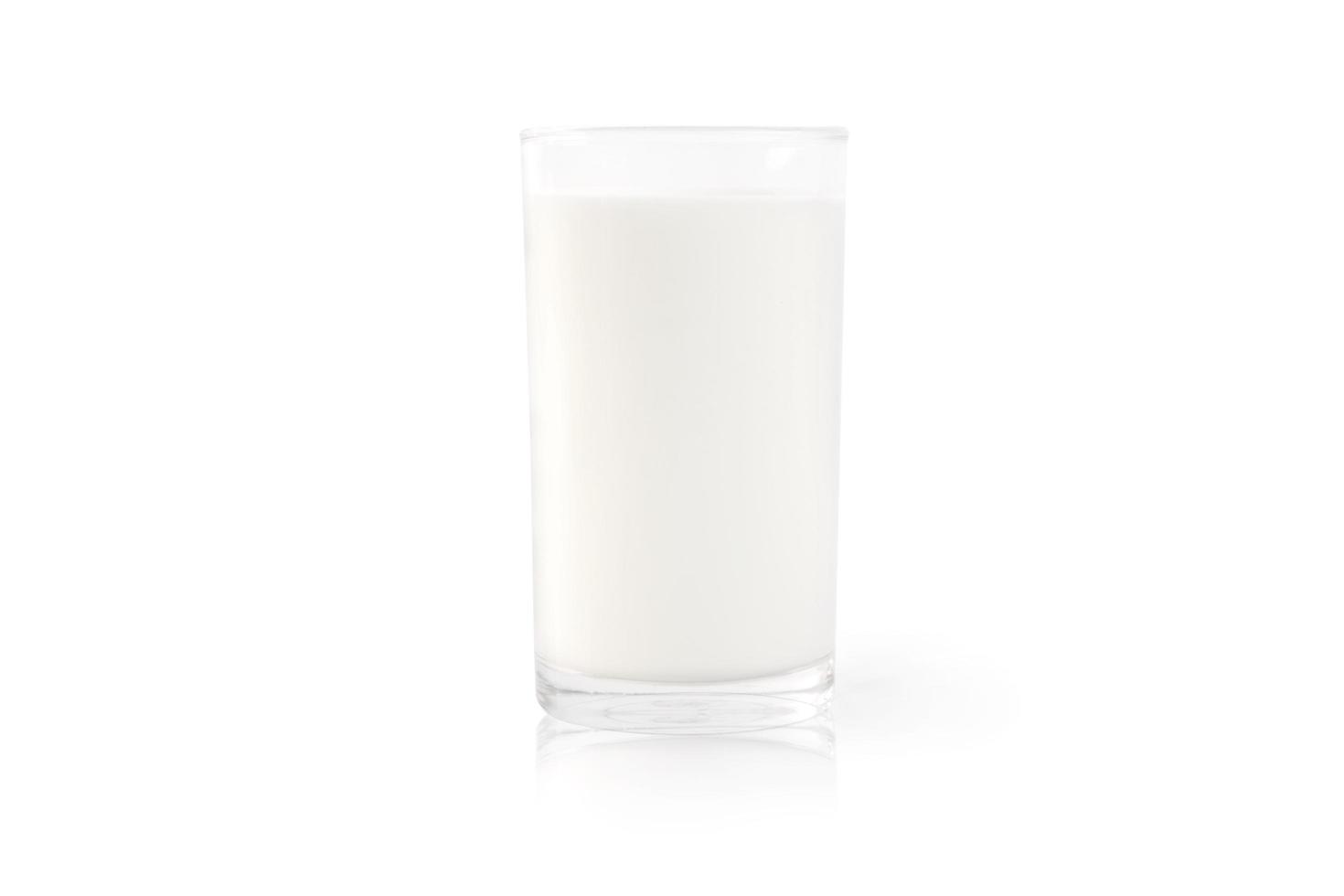 glas melk geïsoleerd op een witte achtergrond foto
