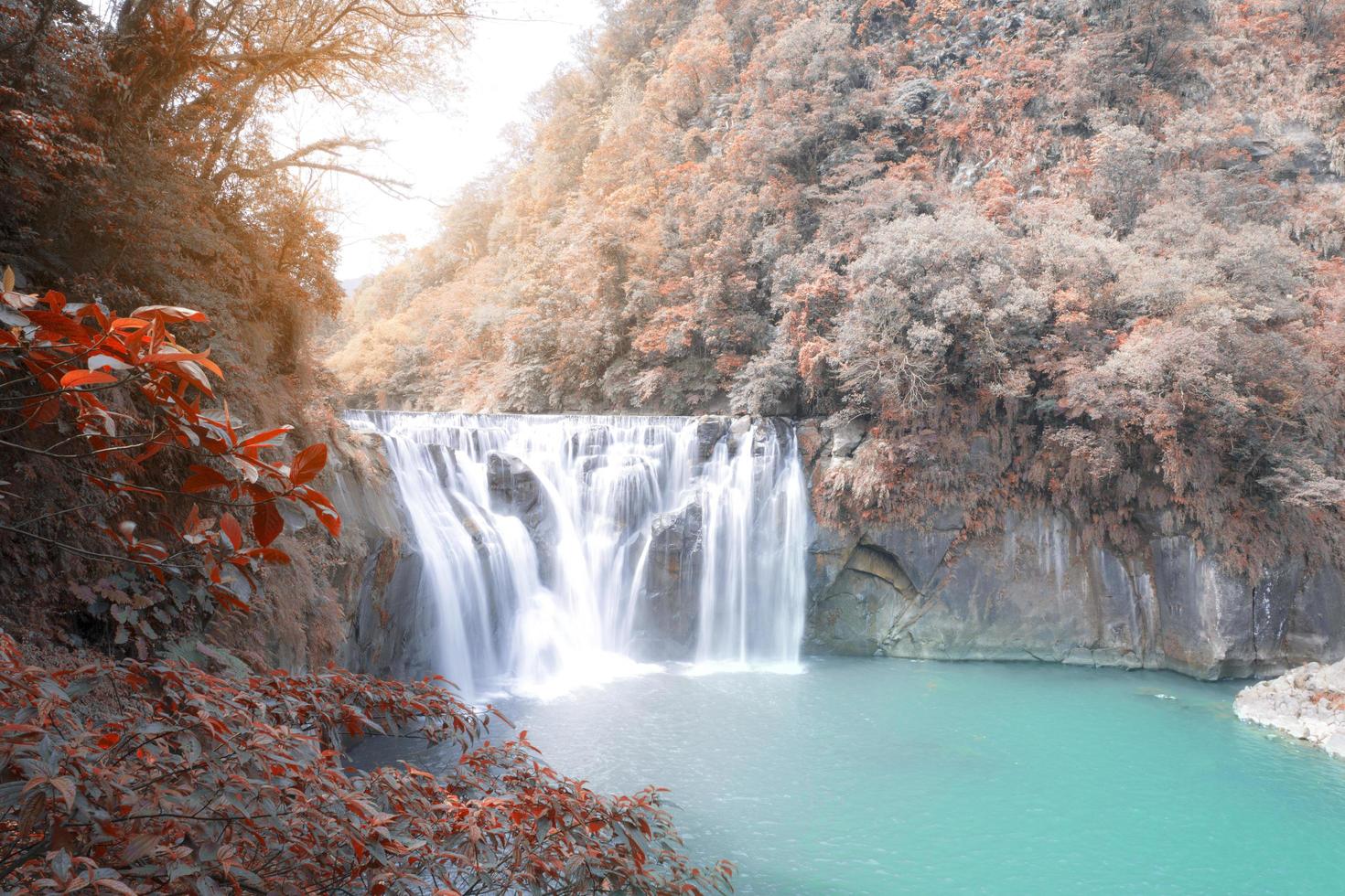 waterval in de herfst foto