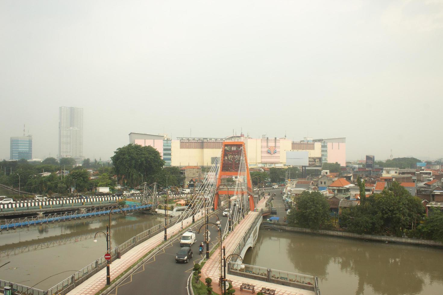 jembatan zaagtanden is een van de populair bruggen in Soerabaja. deze brug verbindt de voorgevel weg Aan de west kant van jalan raya wonokromo met jalan gunungsari foto