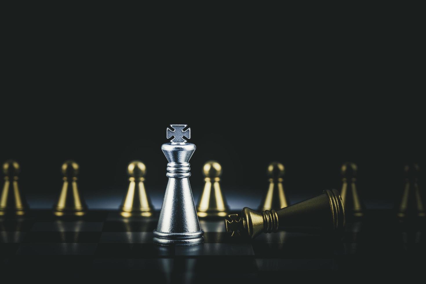 zilveren en gouden schaakstukken op zwart foto