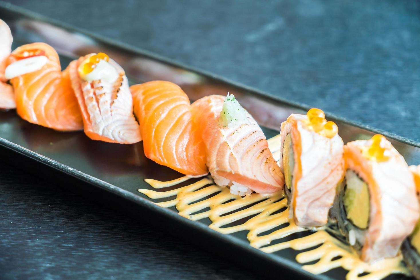 zalm sushi roll, traditioneel Japans eten foto