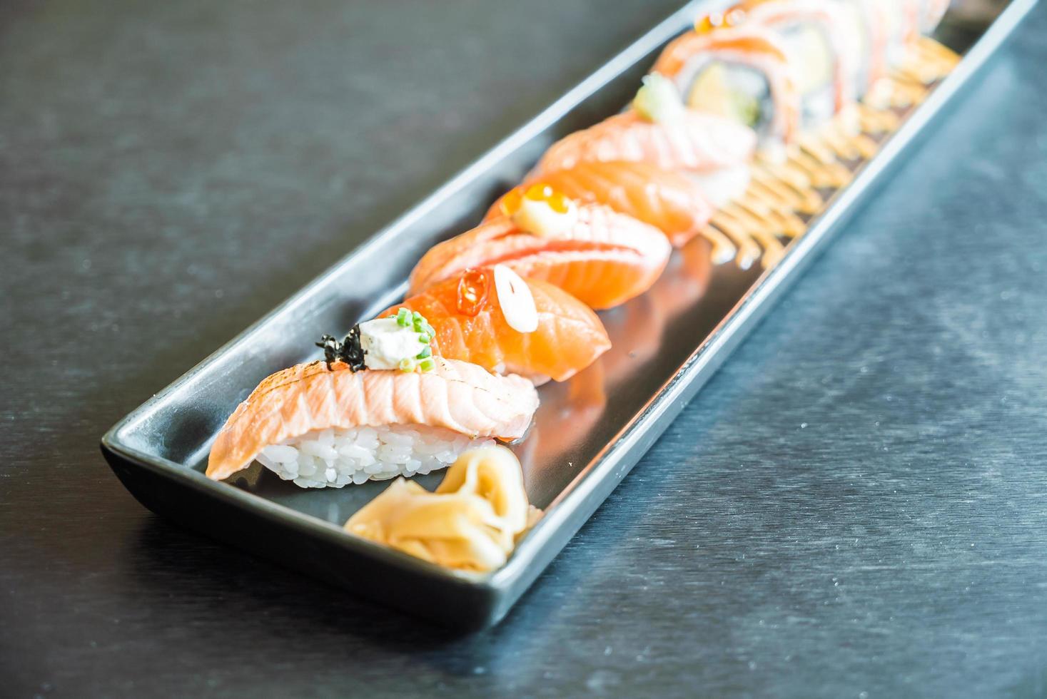 zalm sushi roll, traditioneel Japans eten foto