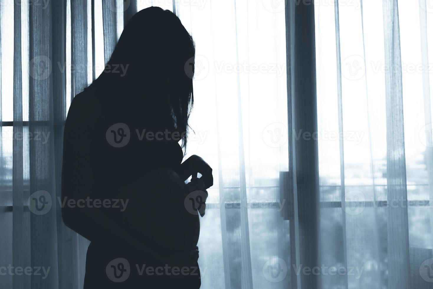 portret van Aziatisch zwanger vrouw in de slaapkamer foto