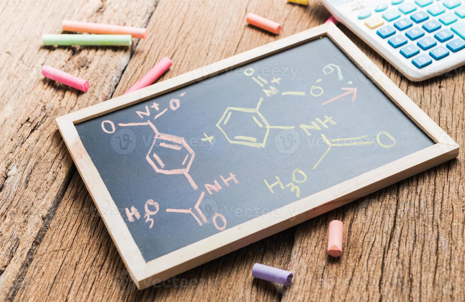 chemisch binding Aan een schoolbord foto