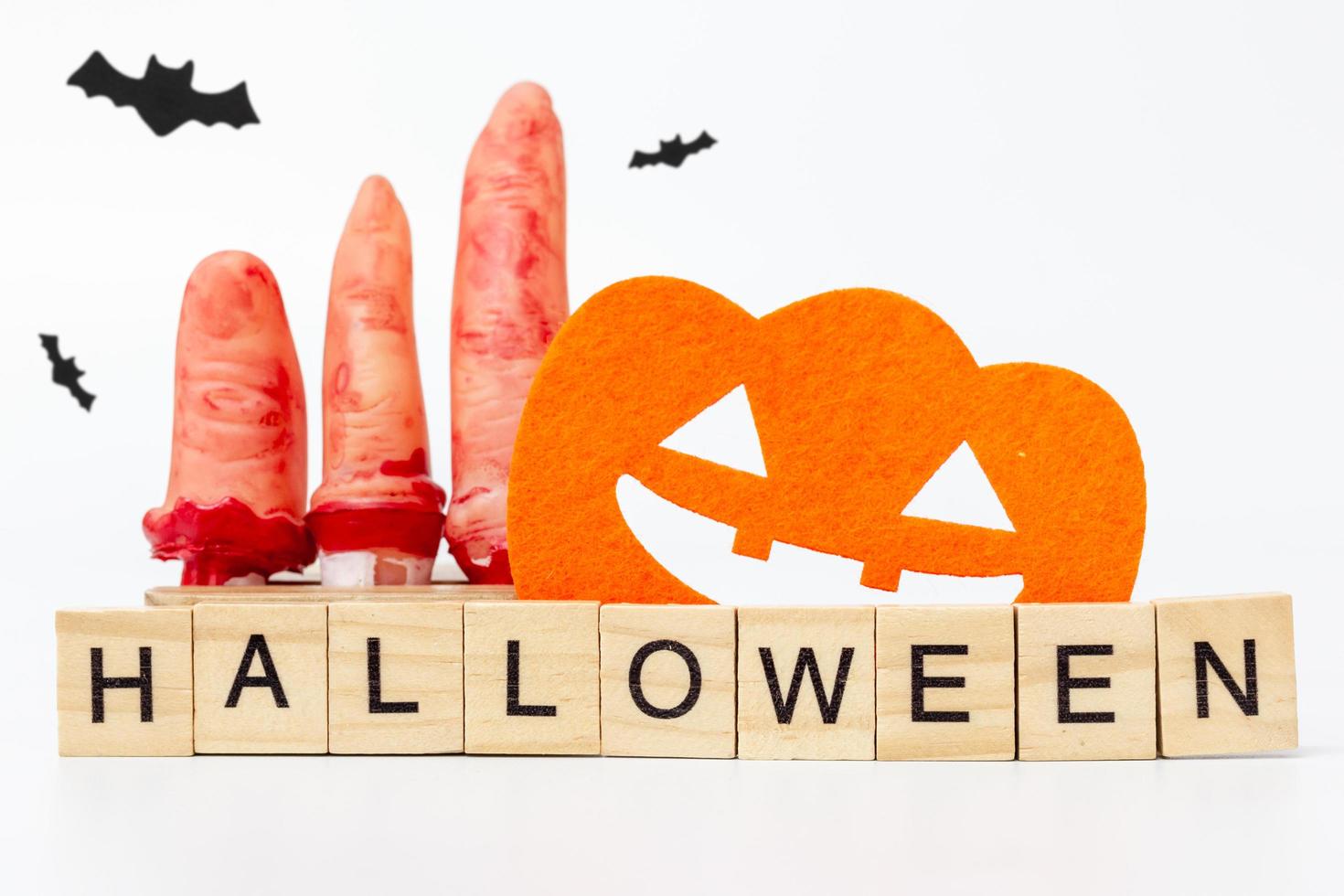 Halloween party rekwisieten met houten blokken met de tekst halloween op een witte achtergrond foto
