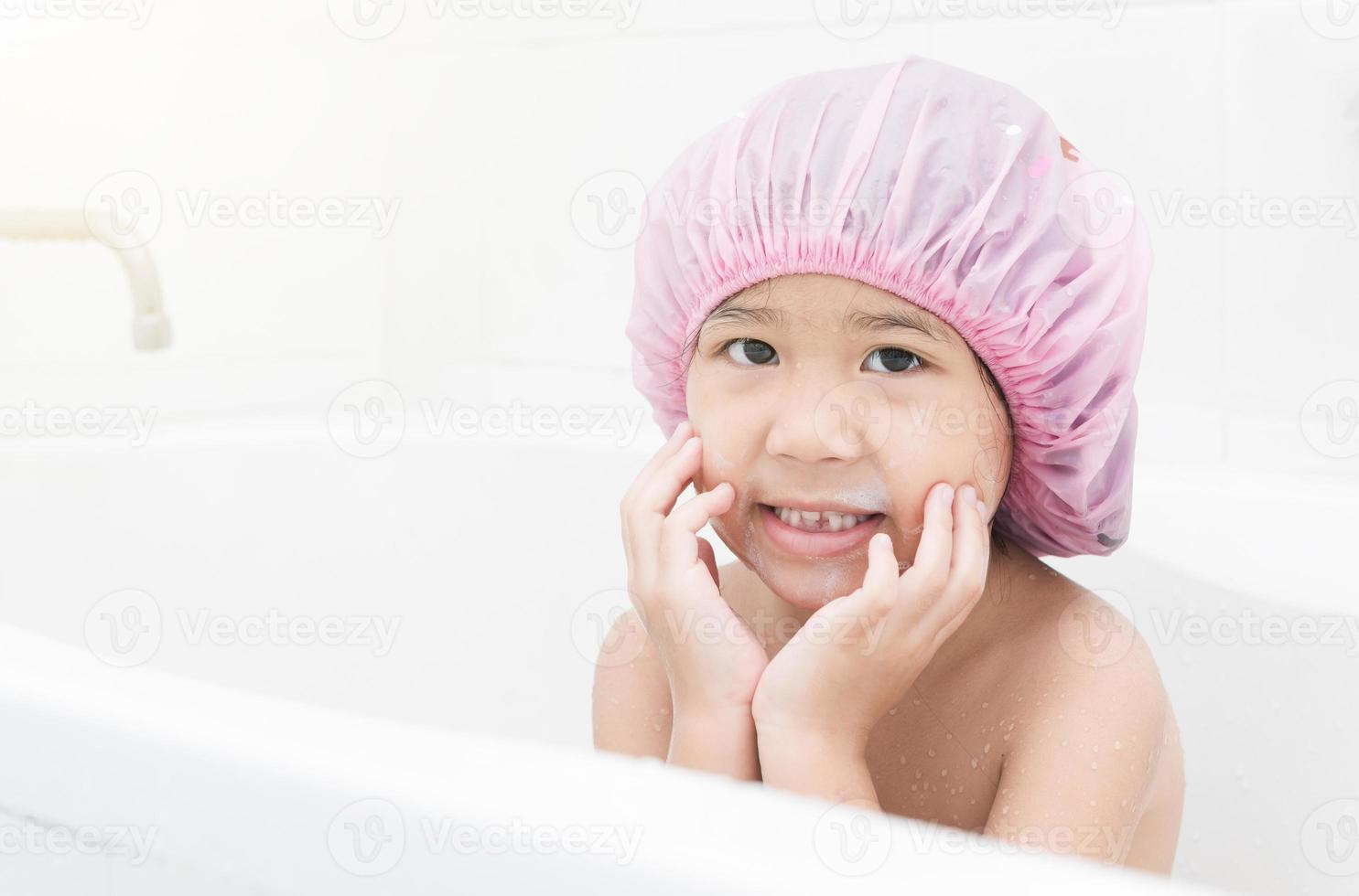 schattig meisje het wassen haar gezicht foto