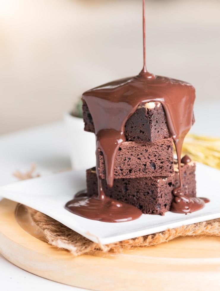 gieten chocola naar brownie taart foto