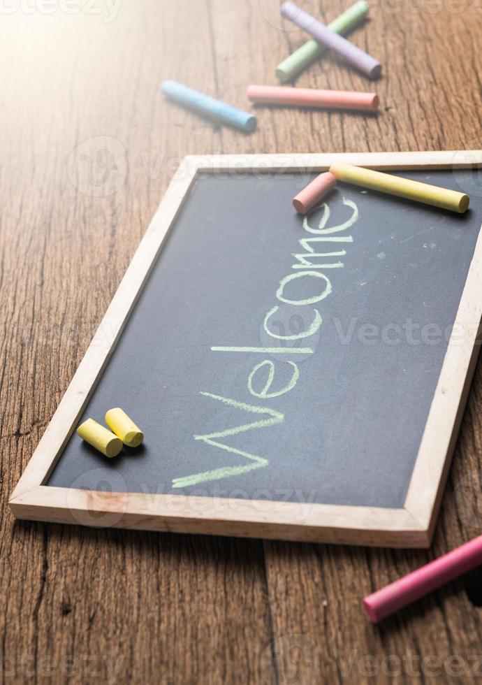 welkom- groen krijt tekst Aan een wijnoogst leisteen schoolbord foto