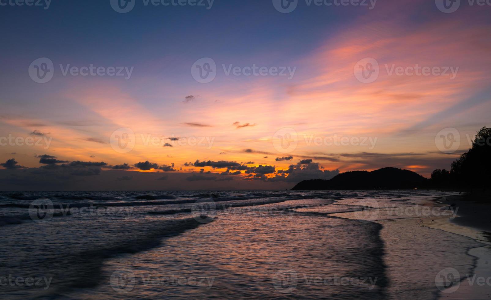 zonsondergang. mooi zonsondergang in oosten- een deel van Thailand foto