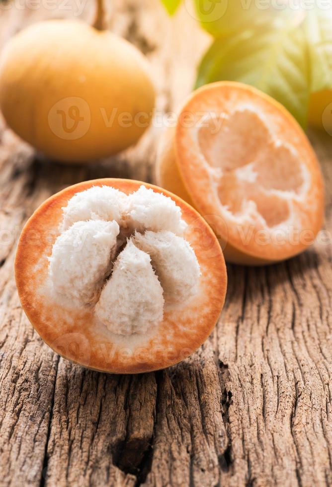 gesneden santol fruit Aan hout achtergrond foto