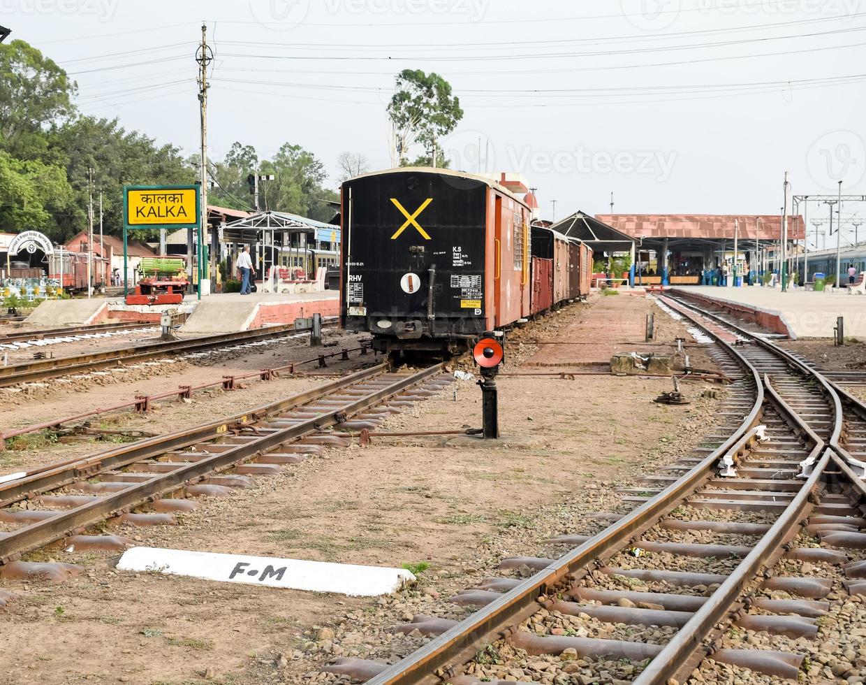 visie van speelgoed- trein spoorweg sporen van de midden- gedurende dag in de buurt kalka spoorweg station in Indië, speelgoed- trein bijhouden visie, Indisch spoorweg knooppunt, zwaar industrie foto