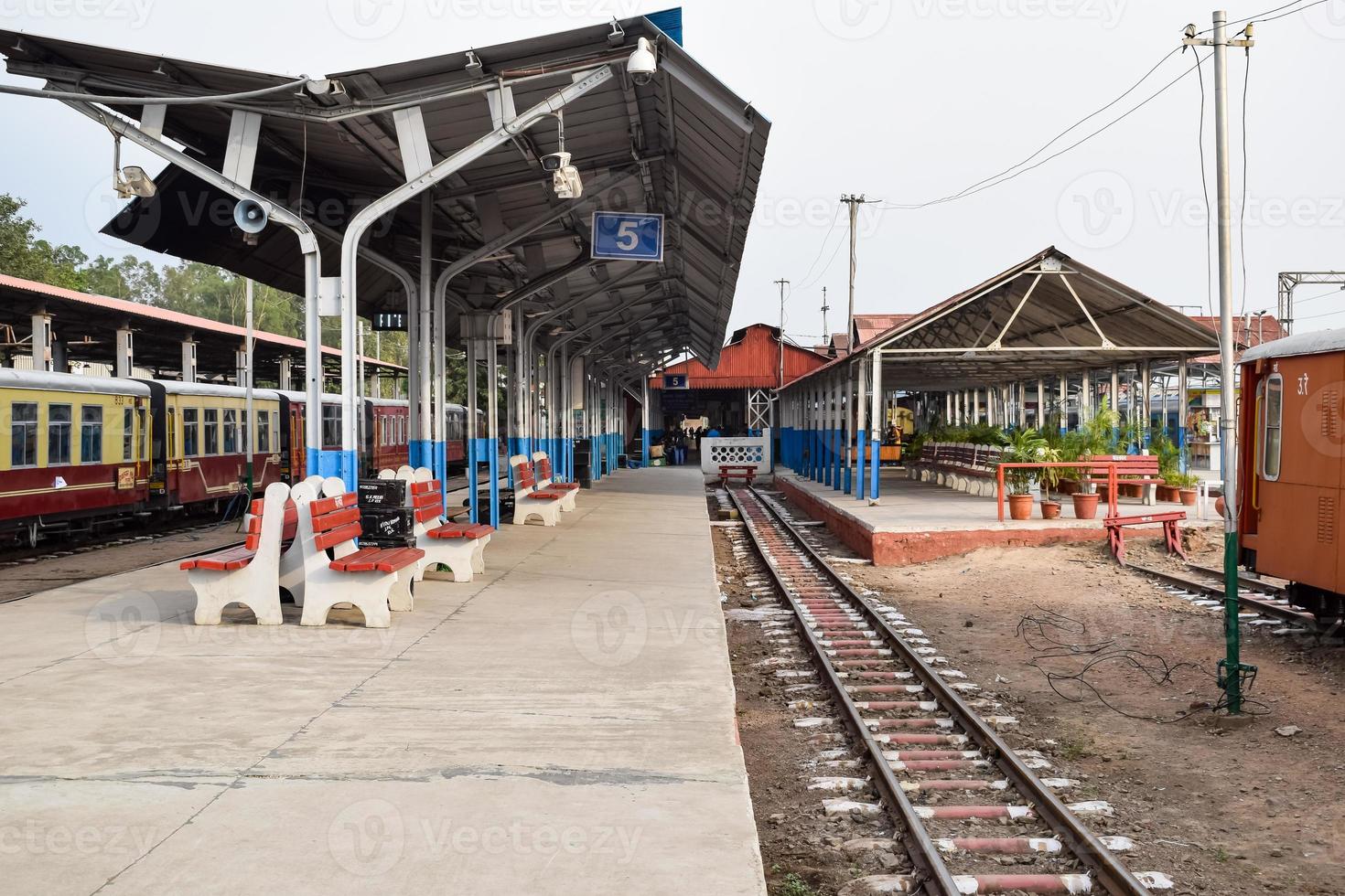 visie van speelgoed- trein spoorweg sporen van de midden- gedurende dag in de buurt kalka spoorweg station in Indië, speelgoed- trein bijhouden visie, Indisch spoorweg knooppunt, zwaar industrie foto