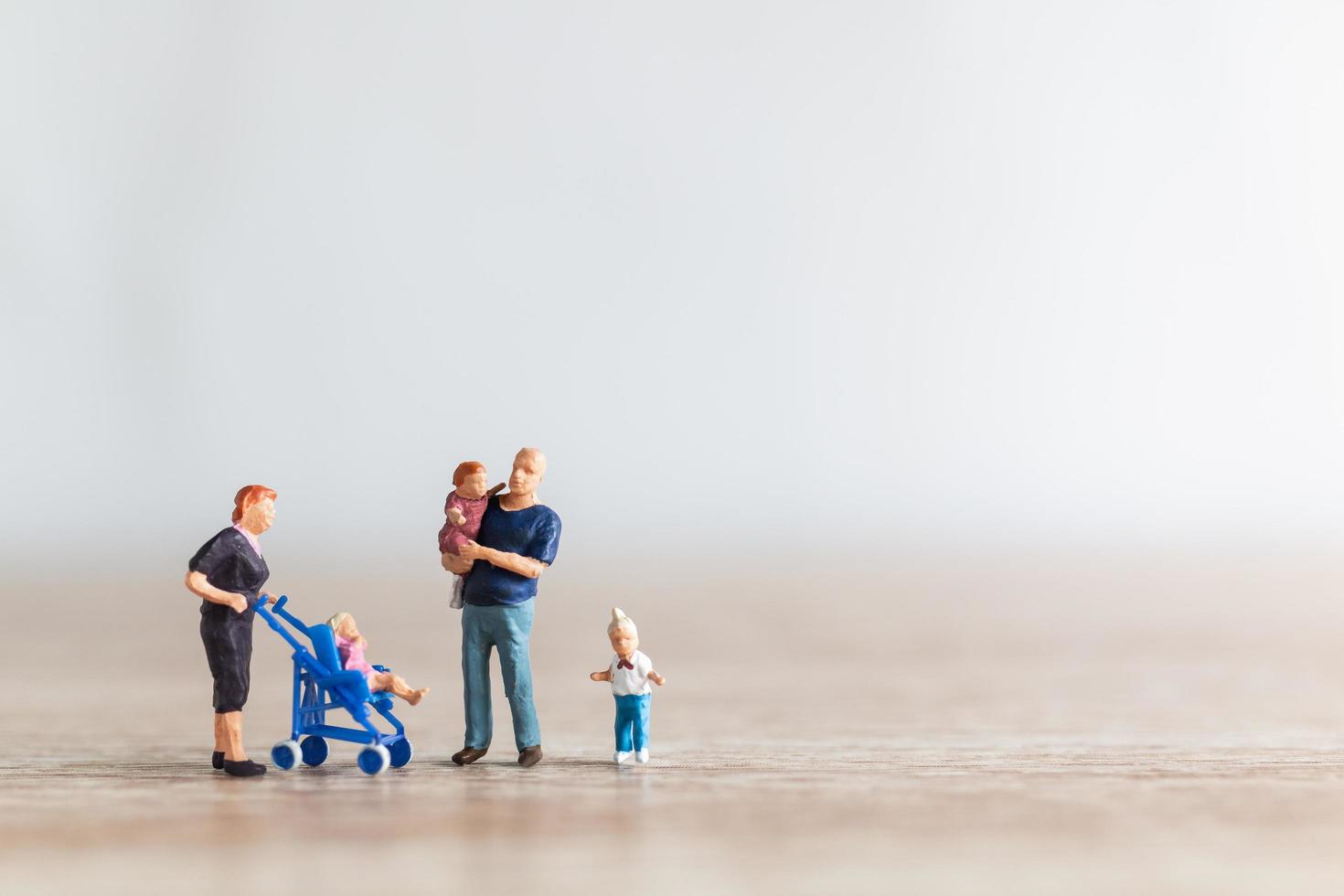 miniatuurouders met kinderen die buiten lopen, gelukkig familieconcept foto