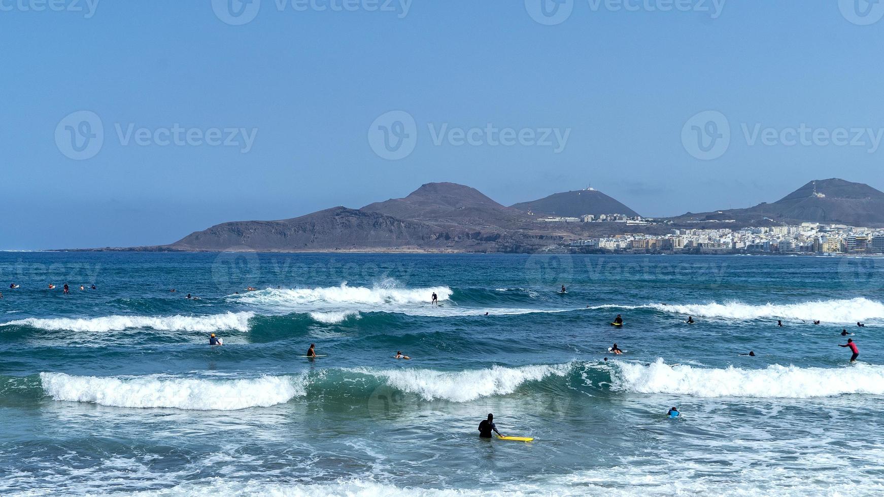 surfen op het strand van la cicer in las palmas de gran canaria foto