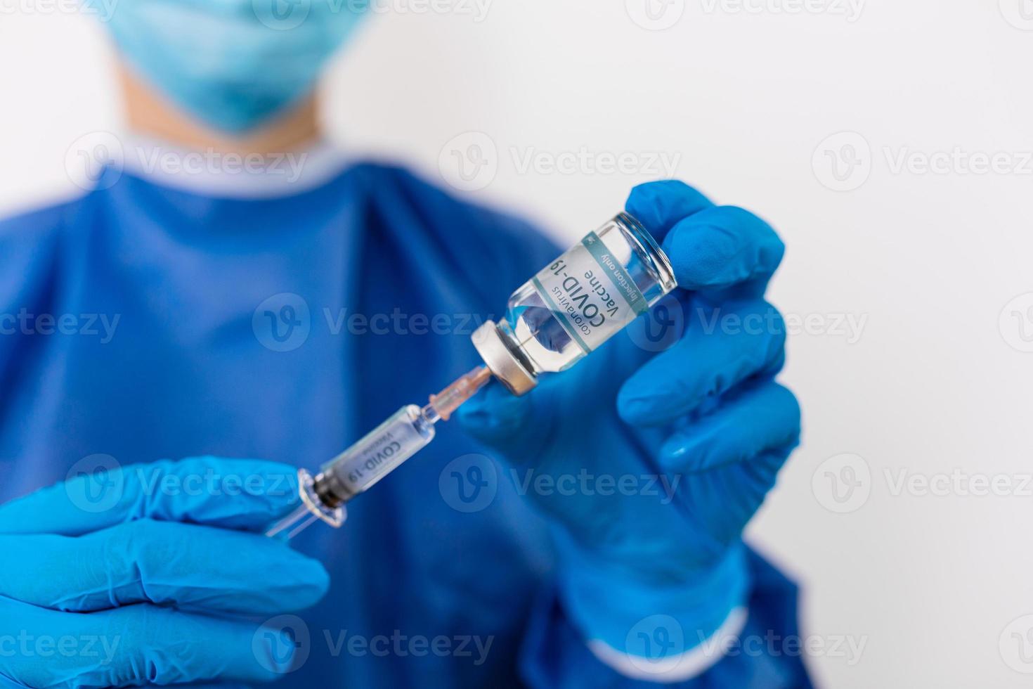 concept strijd tegen virus covid 19 corona virus, dokter of wetenschapper in laboratorium Holding een injectiespuit met vloeistof vaccins voor kinderen of ouder volwassenen foto