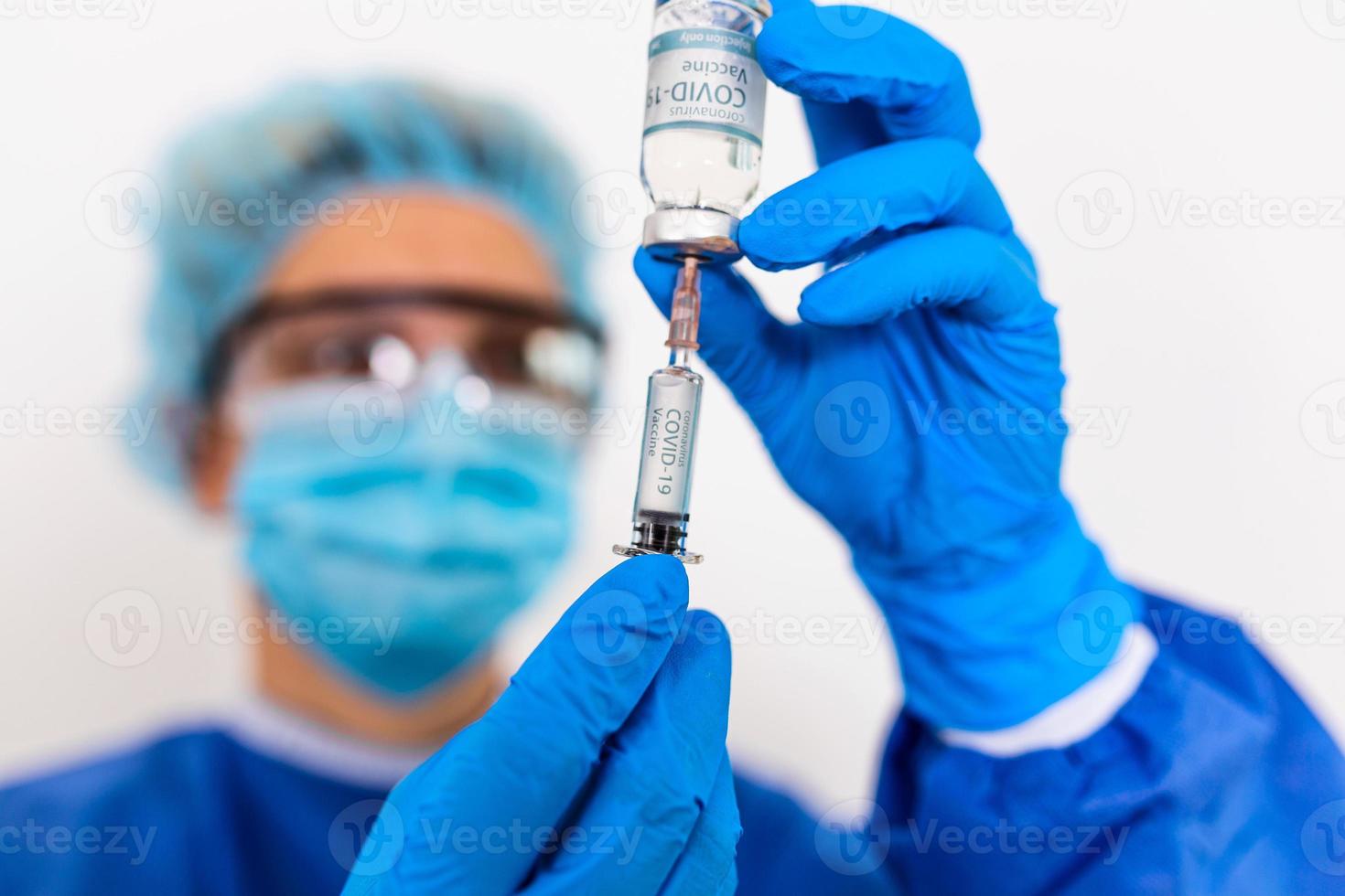 concept strijd tegen virus covid-19 corona virus, dokter of wetenschapper in laboratorium Holding een injectiespuit met vloeistof vaccins voor kinderen of ouder volwassenen foto