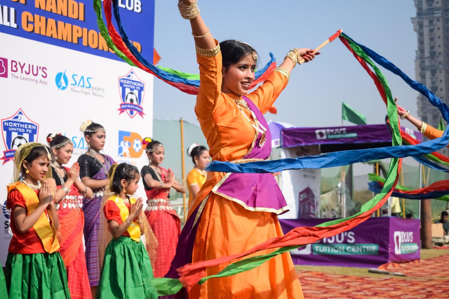 Delhi, Indië - december 11 2022 - bharathanatyam Indisch klassiek odissi dansers het uitvoeren van Bij fase. mooi Indisch meisje dansers in de houding van Indisch dans. Indisch klassiek dans bharatanatyam foto