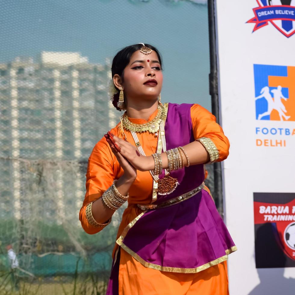 Delhi, Indië - december 11 2022 - bharathanatyam Indisch klassiek odissi dansers het uitvoeren van Bij fase. mooi Indisch meisje dansers in de houding van Indisch dans. Indisch klassiek dans bharatanatyam foto