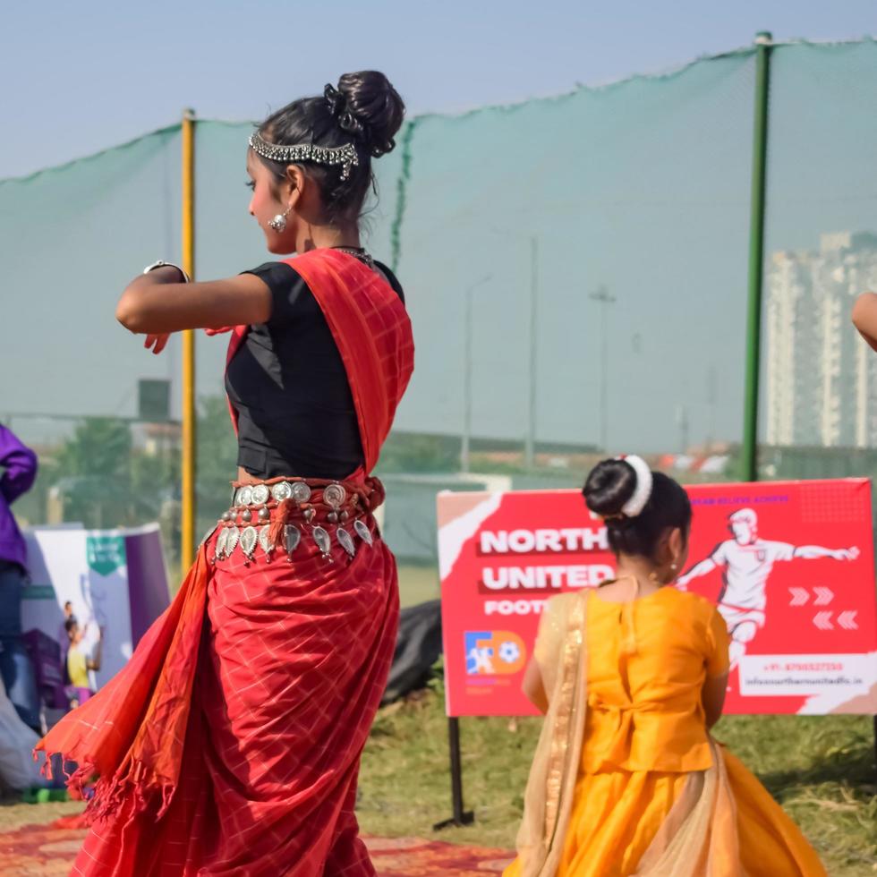 Delhi, Indië - december 11 2022 - bharathanatyam Indisch klassiek odissi dansers het uitvoeren van Bij fase. mooi Indisch meisje dansers in de houding van Indisch dans. Indisch klassiek dans bharatanatyam foto