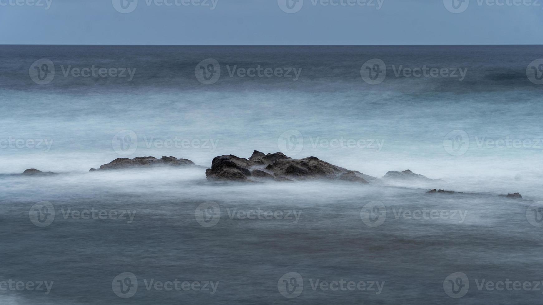 wild water op rotsen in gran canaria foto