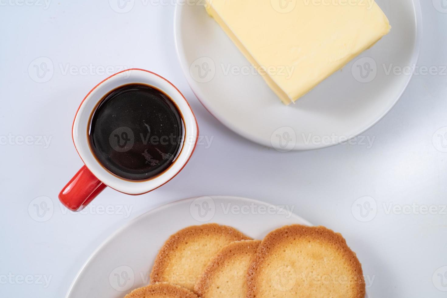 rode koffiekopje met koekjes op witte achtergrond foto