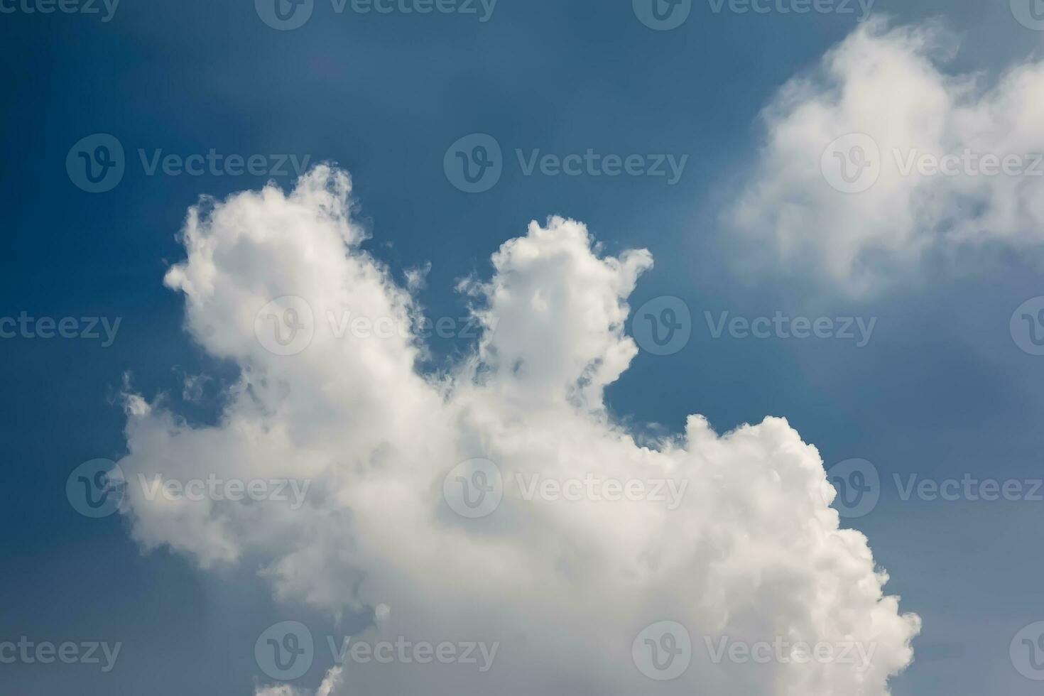 mooie hemel wolken achtergrond gedurende de dag foto