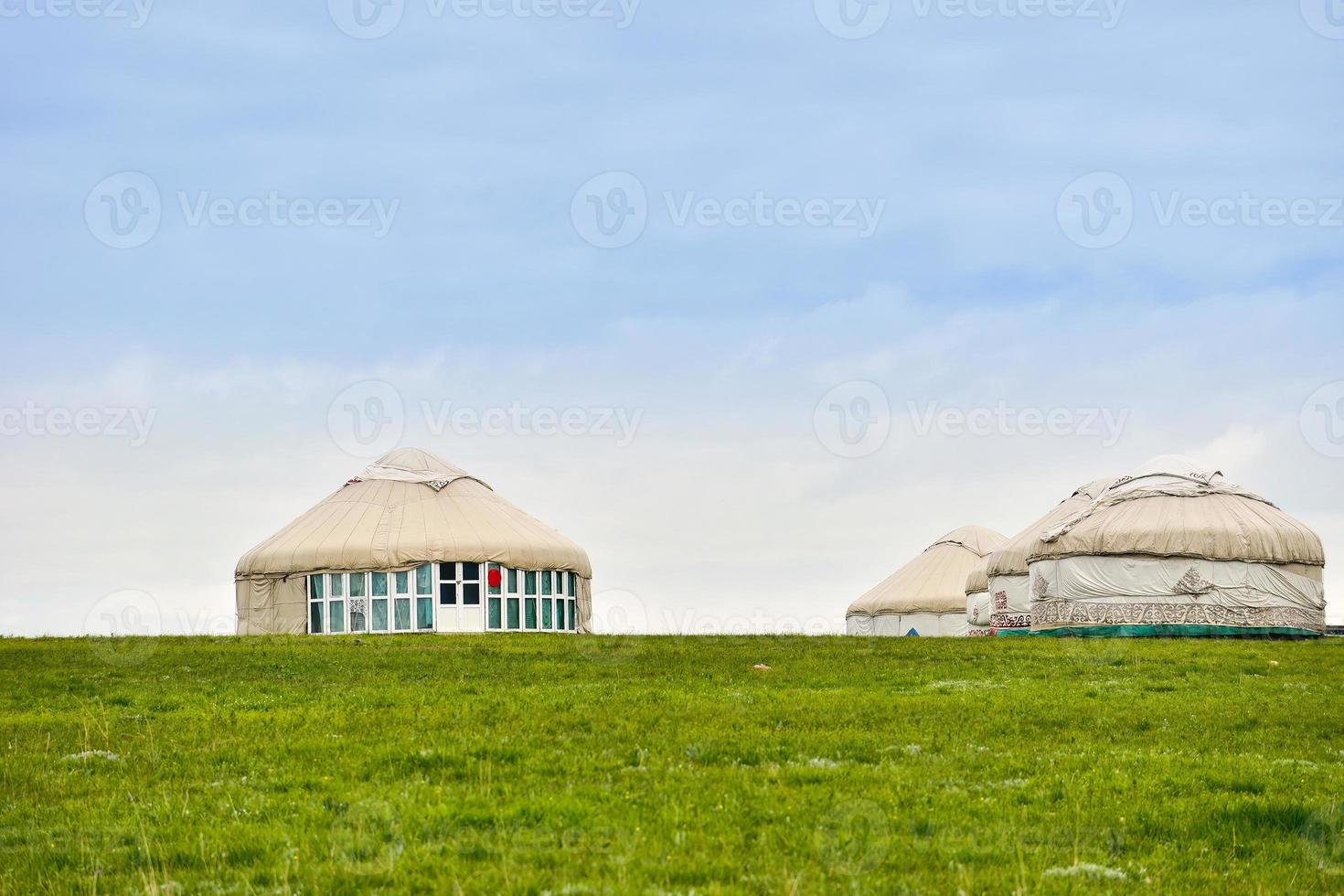 Kazachs voelde huizen Aan de kalajun prairie in xinjiang foto