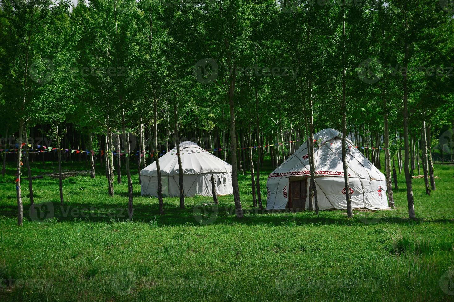 Kazachs voelde huizen Aan de kalajun prairie in xinjiang foto