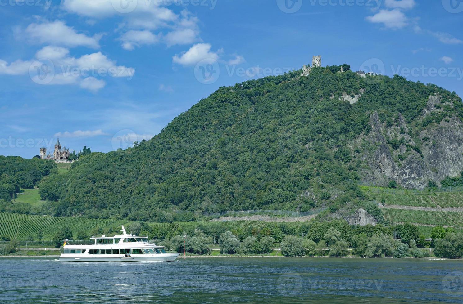 visie over- Rijn rivier- naar drachenfels en drachenburg kasteel, Siebengebirge regio, duitsland foto