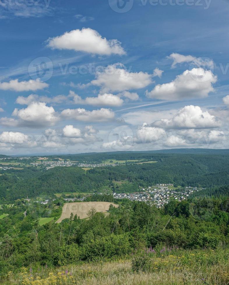 visie van grover kopf heuvel naar dorp van Arzbach, dichtbij naar beroemd limoenen, Westerwald, Duitsland foto