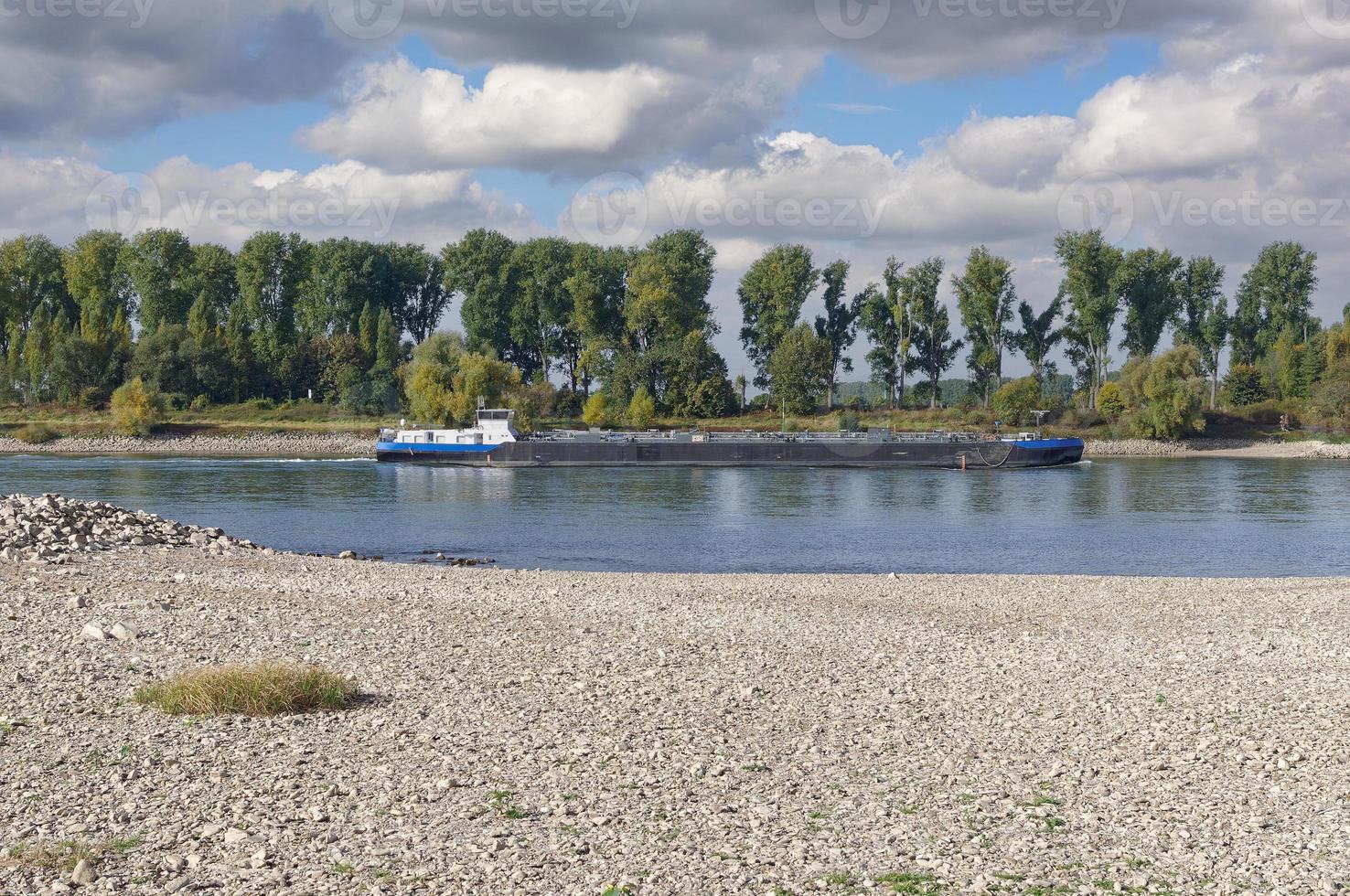 lading schip terwijl laag water Bij Rijn rivier, noorden Rijn Westfalen, Duitsland foto