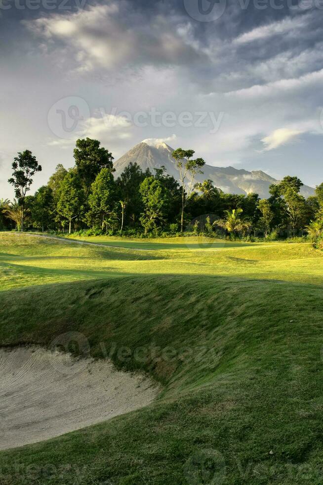 natuur landschapsmening van vulkaanberg in yogyakarta, indonesië foto