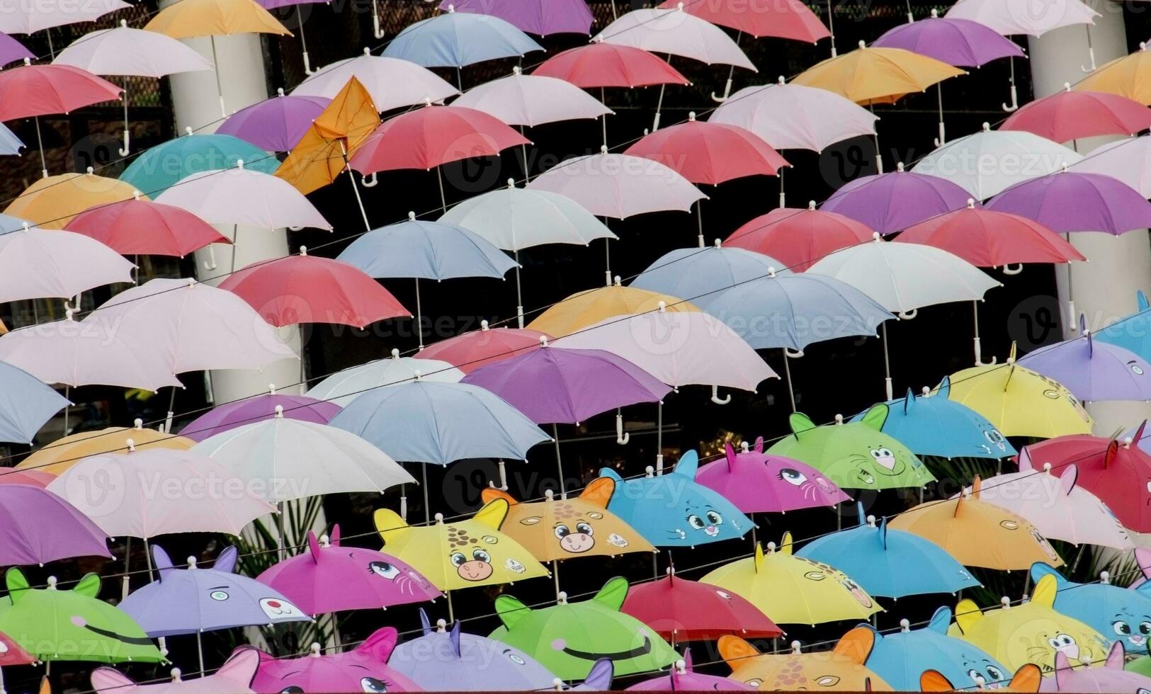 volledige verscheidenheid aan prachtige kleurrijke parasols foto