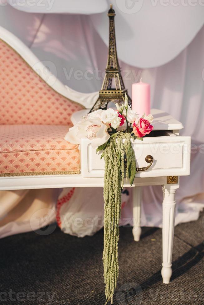 bloem arrangement en eiffel toren souvenir Bij bruiloft of kamer foto