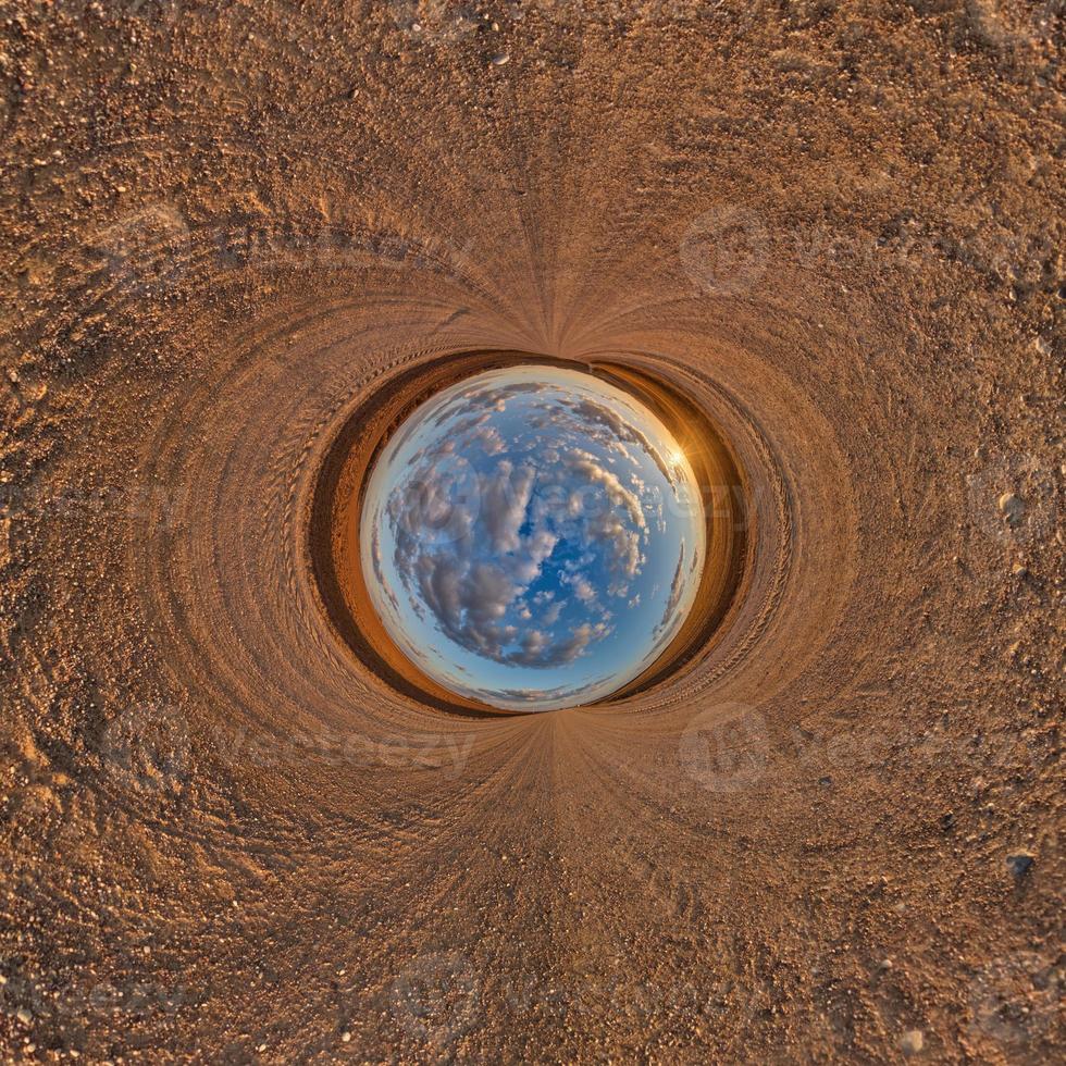 blauw gebied weinig planeet binnen grind weg of veld- achtergrond. kromming van ruimte foto