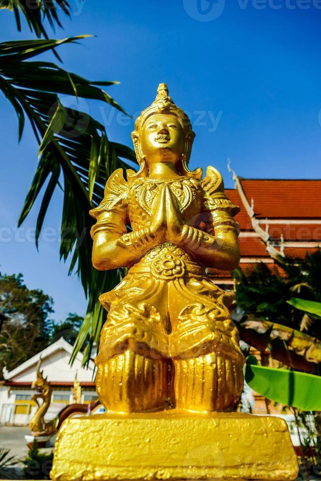 boeddhistisch sculpturen Bij een tempel in Bangkok, Thailand foto