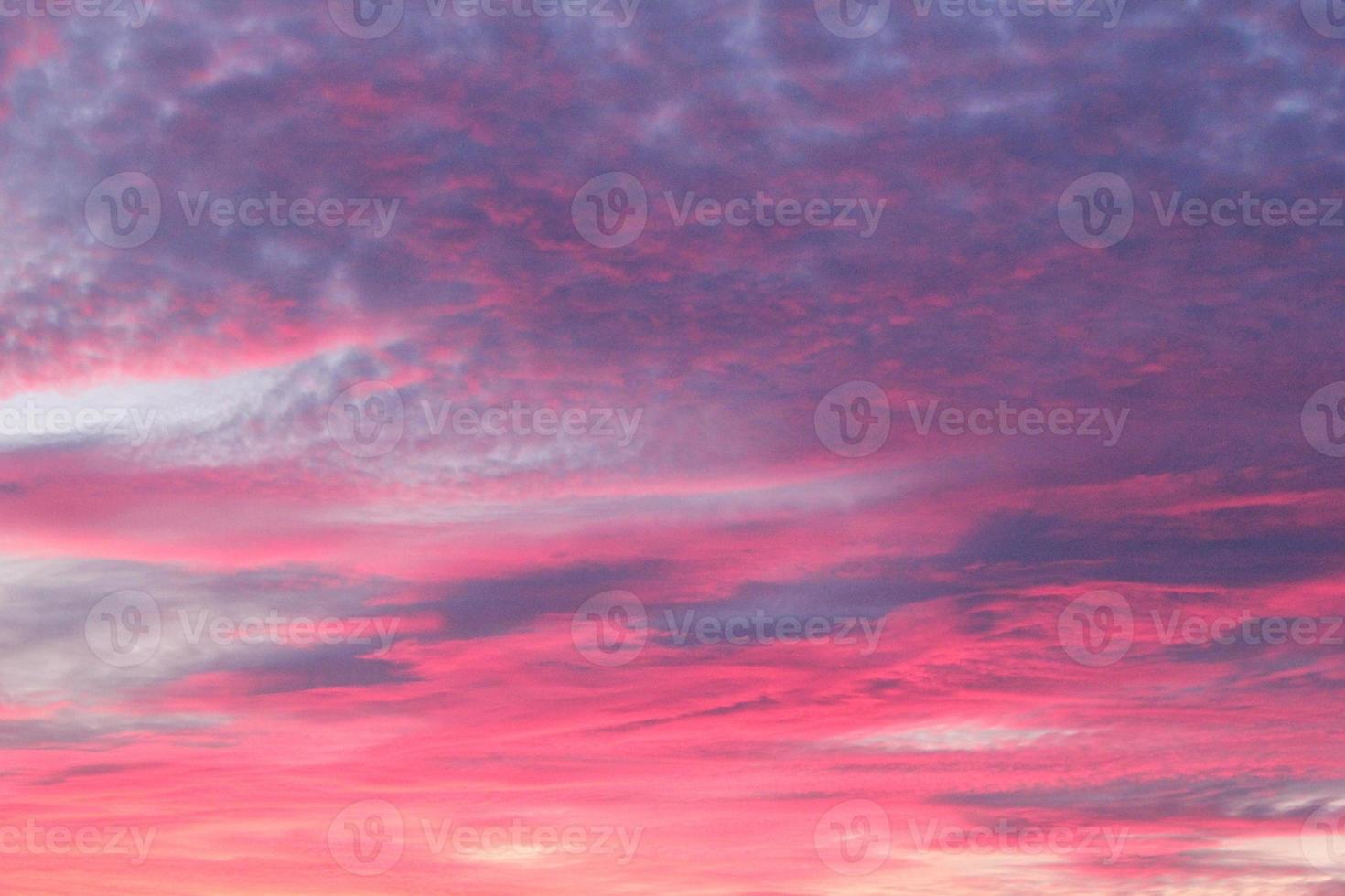 kleurrijk bewolkt schemering mooi lucht stadsgezicht zonsondergang en ochtend- zonsopkomst. dramatisch avond nacht vroeg ochtend- visie. panoramisch natuur achtergrond concept. kopiëren ruimte voor tekst. wereld milieu dag foto