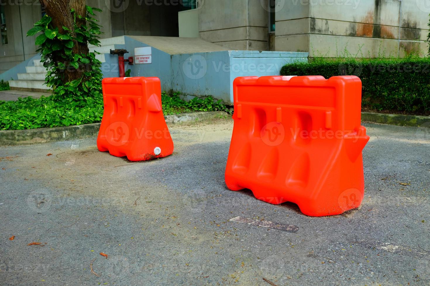 rood plastic belemmeringen staand Aan de weg. foto